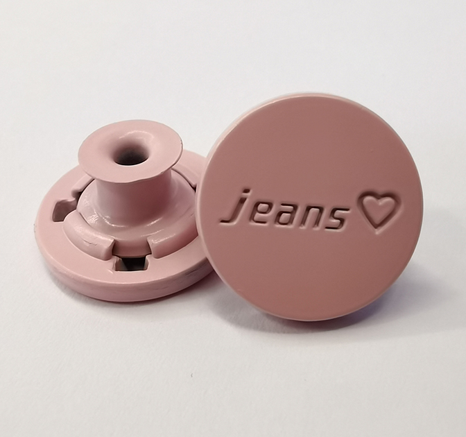 粉红色圆形金属纽扣